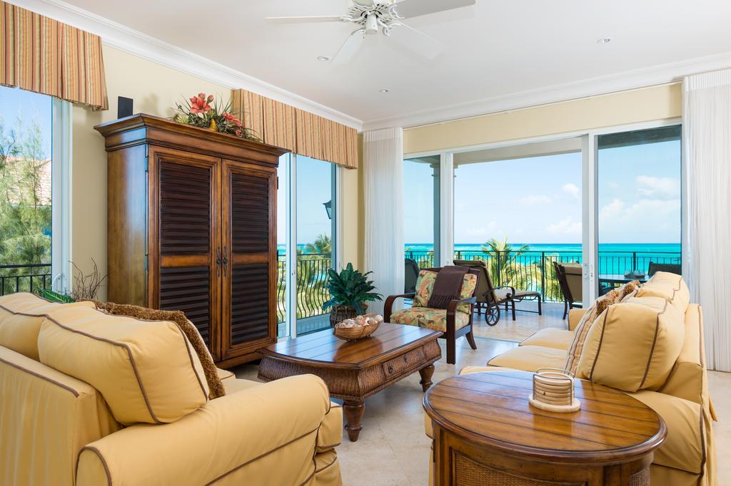 Hotel The Regent Grand à Grace Bay Extérieur photo